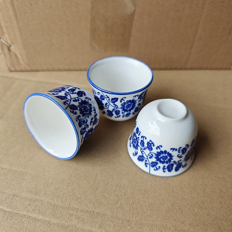 Pahar ceramic mic de vin cu subglazură albastru-alb, stil chinezesc
