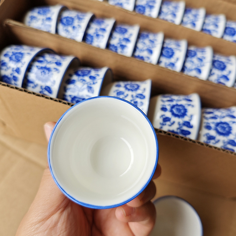 Pahar ceramic mic de vin cu subglazură albastru-alb, stil chinezesc