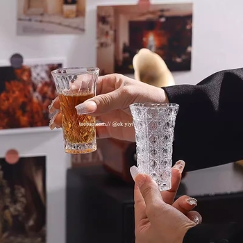 Pahar din sticlă pentru whisky și cocktail, cu motive florale în relief
