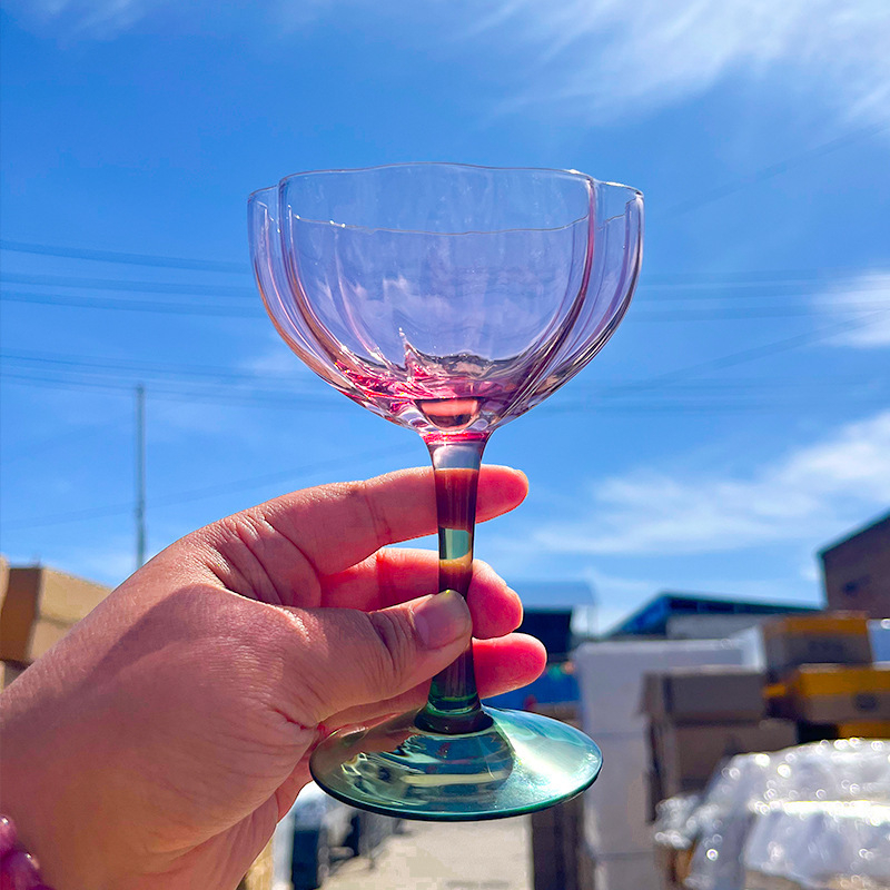 Goblet franțuzesc, cu formă de petale, înalt, destinat pentru șampanie, vin roșu, deserturi, cocktailuri și înghețată.