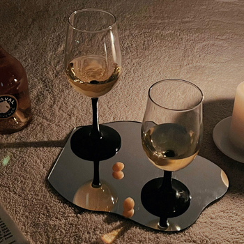 Pahar de vin înalt, negru ca lebăda, în stil Ins, pentru decorul casei