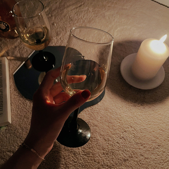 Pahar de vin înalt, negru ca lebăda, în stil Ins, pentru decorul casei