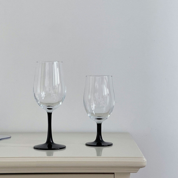 Pahar de vin înalt, negru ca lebăda, în stil Ins, pentru decorul casei