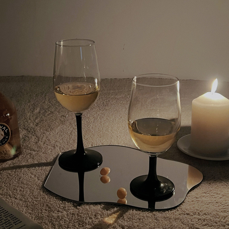 Pahar de vin înalt, negru ca lebăda, în stil Ins, pentru decorul casei