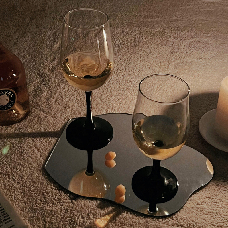 Pahar de vin înalt, negru ca lebăda, în stil Ins, pentru decorul casei