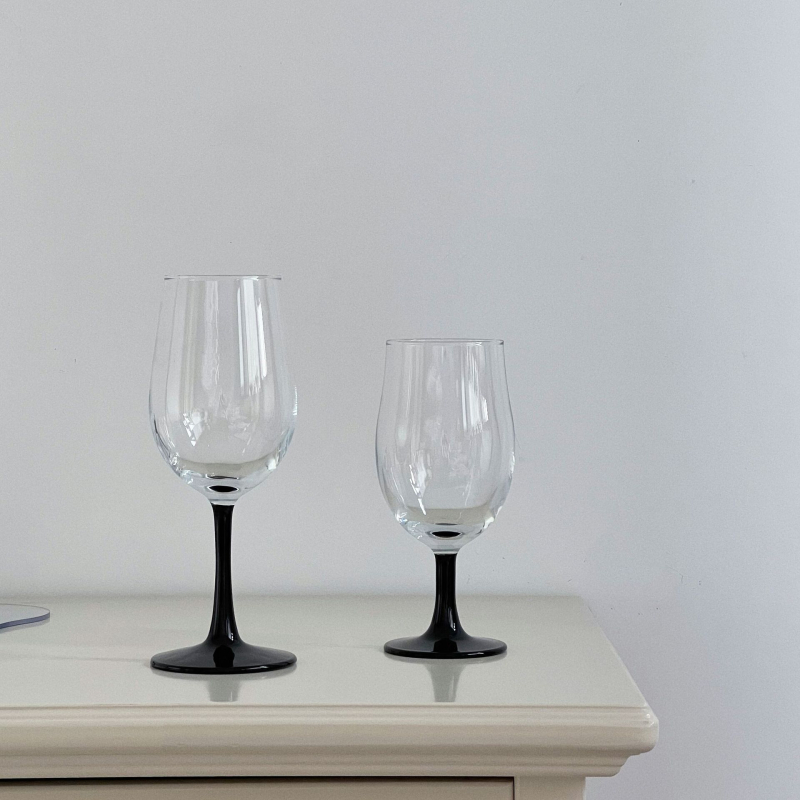 Pahar de vin înalt, negru ca lebăda, în stil Ins, pentru decorul casei