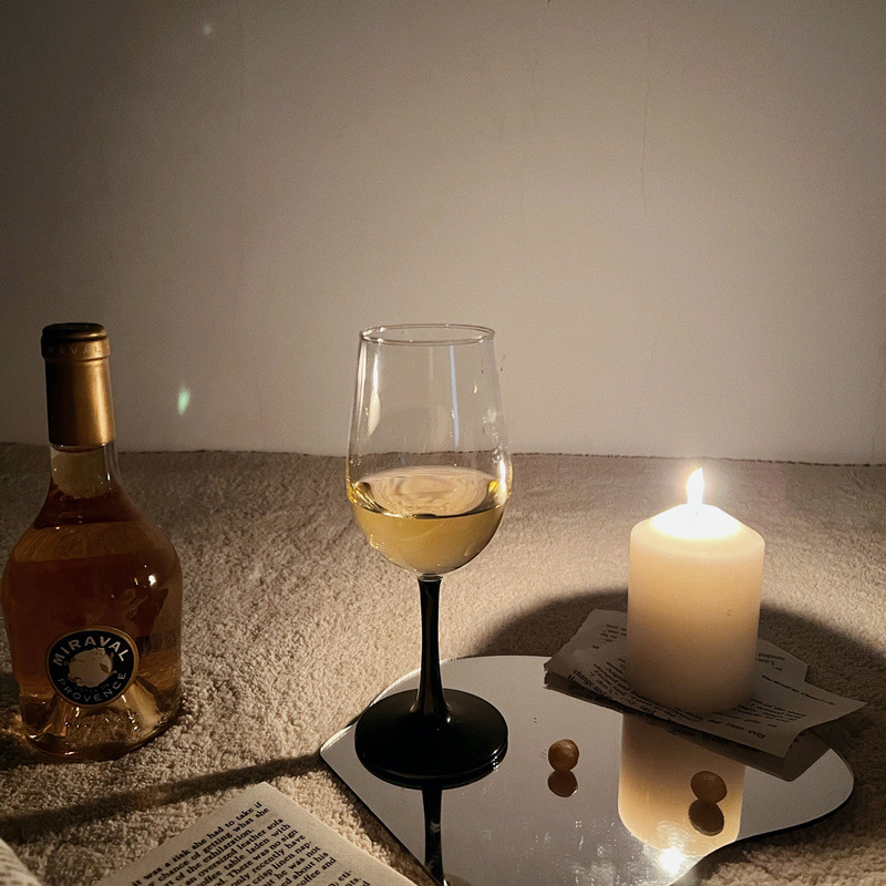 Pahar de vin înalt, negru ca lebăda, în stil Ins, pentru decorul casei