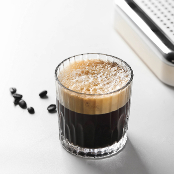 Pahar de cafea din sticlă cu bază groasă și dungi verticale, sticlă clară, potrivit pentru cocktailuri, latte cu gheață și Americano