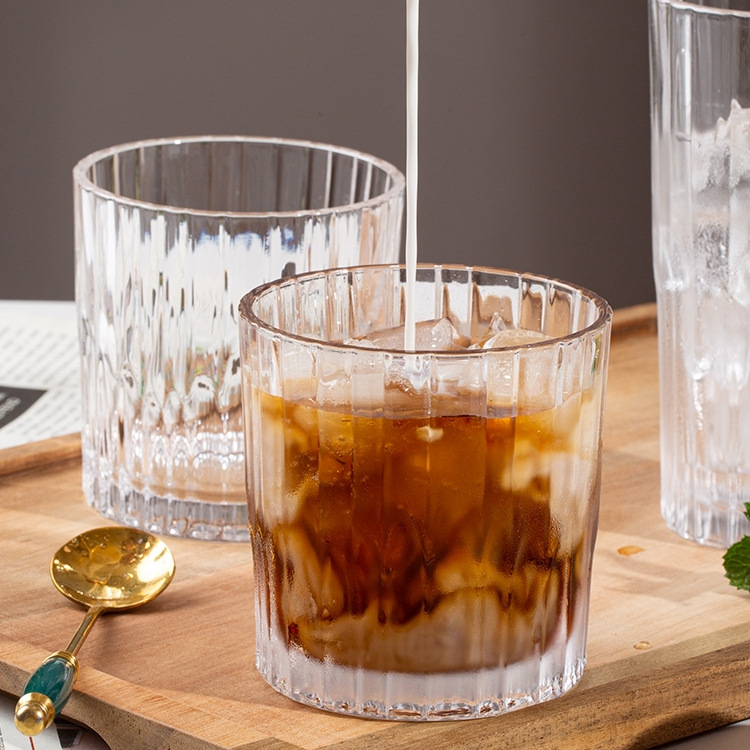 Pahar de cafea din sticlă cu bază groasă și dungi verticale, sticlă clară, potrivit pentru cocktailuri, latte cu gheață și Americano