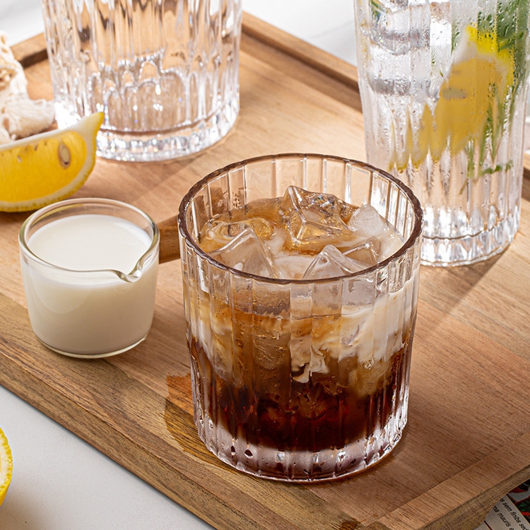 Pahar de cafea din sticlă cu bază groasă și dungi verticale, sticlă clară, potrivit pentru cocktailuri, latte cu gheață și Americano