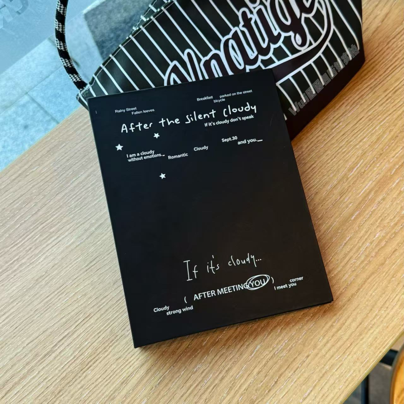 Album foto minimalist alb-negru, cu patru cadrane pentru Polaroid de 3 inch, stil Instagram, pentru depozitare.
