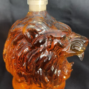 Decantor din sticlă borosilicat cu cap de leu, formă unică, 101–200 ml, pentru whisky și vodkă