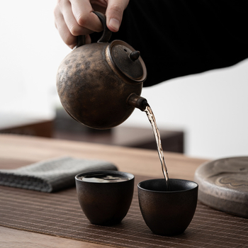 Ceainic ceramic stil japonez, glazură pe bază de fier cu design picurare