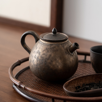 Ceainic ceramic stil japonez, glazură pe bază de fier cu design picurare