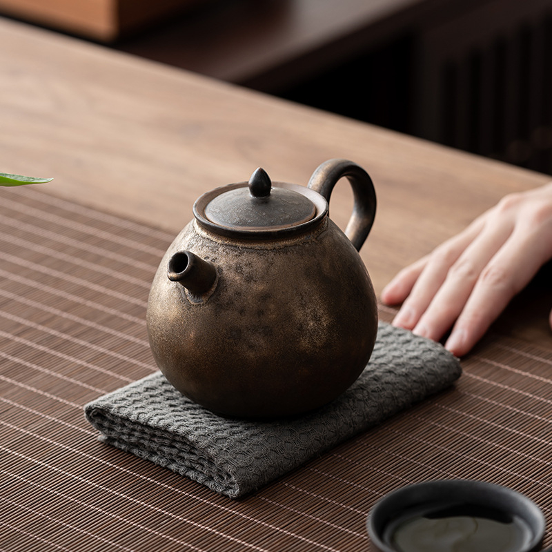 Ceainic ceramic stil japonez, glazură pe bază de fier cu design picurare