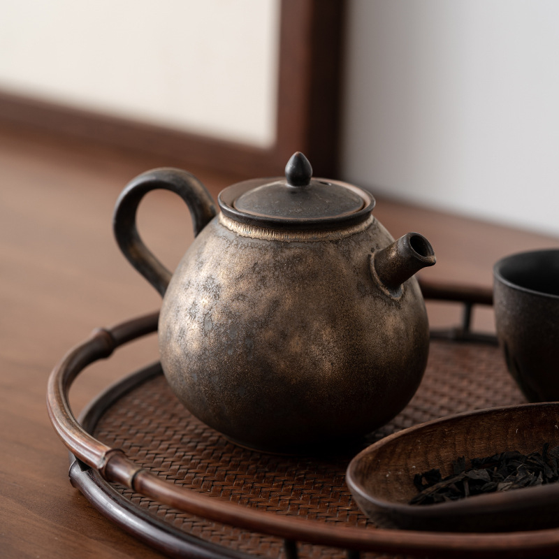 Ceainic ceramic stil japonez, glazură pe bază de fier cu design picurare