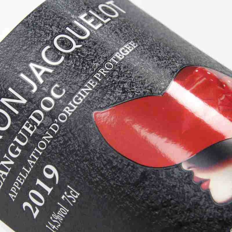 Etichete personalizate pentru vin roșu – etichete autoadezive, ștampilare cu folie aurie, embosare, serigrafie și imprimare UV pe etichete rulate