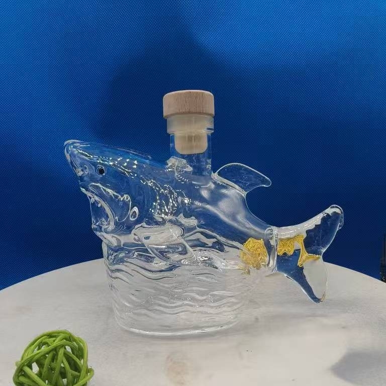 Set decantator din sticlă pentru whiskey cu motiv rechin