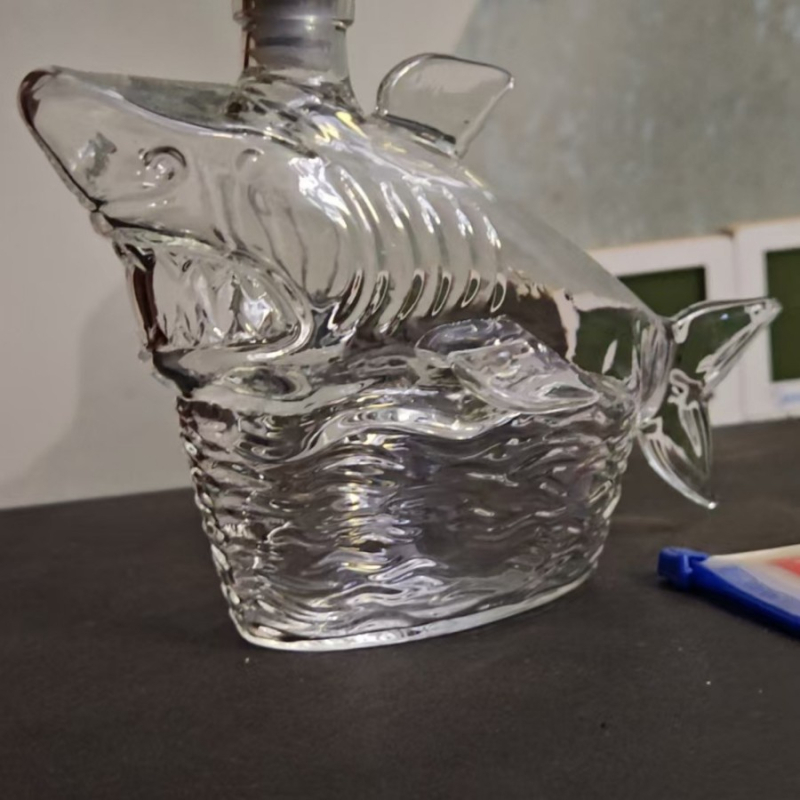 Set decantator din sticlă pentru whiskey cu motiv rechin