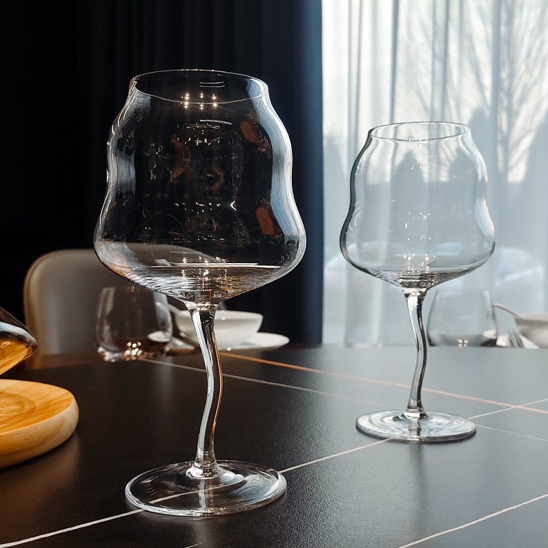Set de pahare de vin roșu cu design în valuri, decantator din cristal și pahare înalte