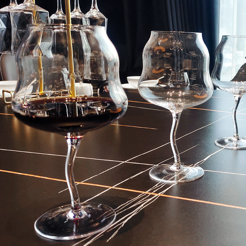 Set de pahare de vin roșu cu design în valuri, decantator din cristal și pahare înalte