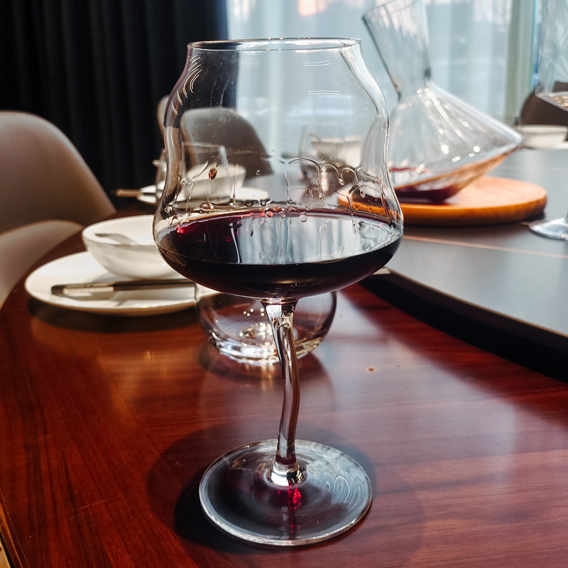Set de pahare de vin roșu cu design în valuri, decantator din cristal și pahare înalte