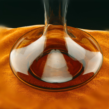 Decantor de cristal, cu corp mare și gură înclinată, robinet filetabil pentru vin roșu