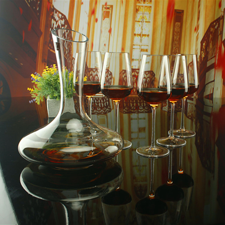 Decantor de cristal, cu corp mare și gură înclinată, robinet filetabil pentru vin roșu