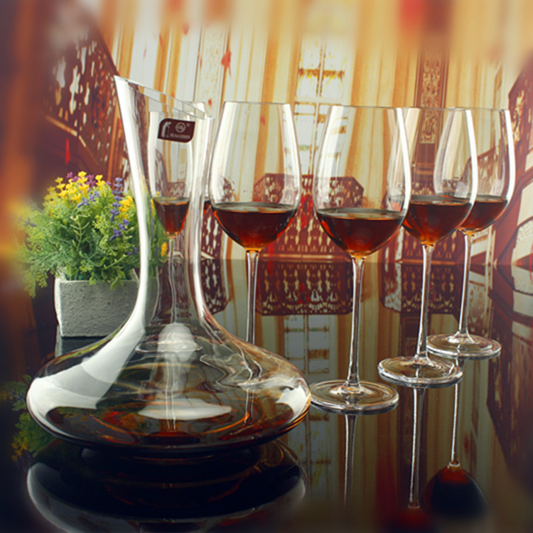Decantor de cristal, cu corp mare și gură înclinată, robinet filetabil pentru vin roșu