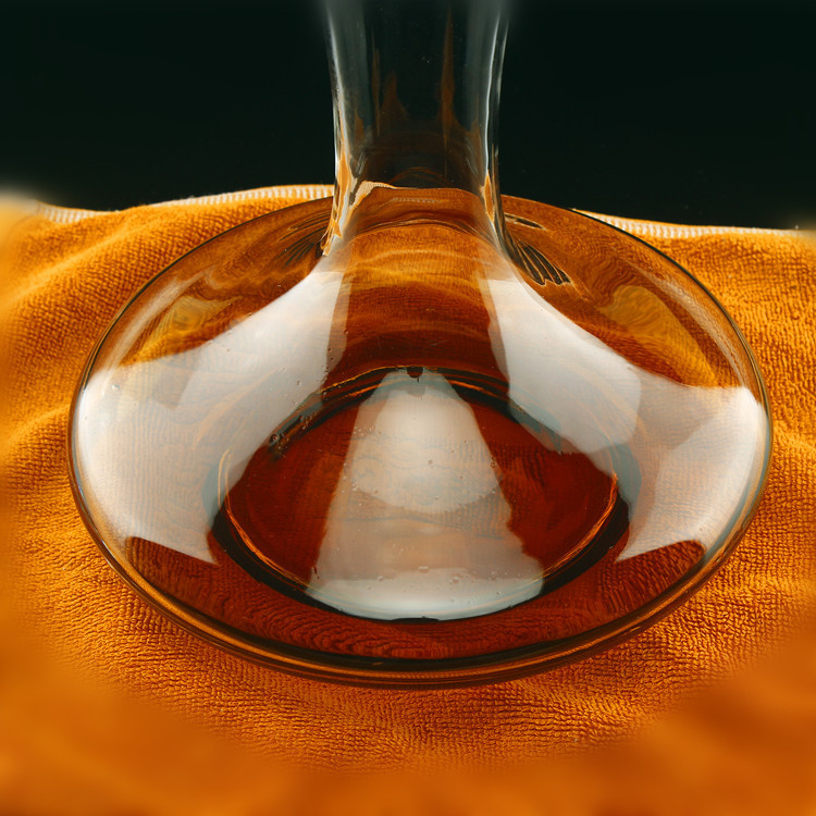Decantor de cristal, cu corp mare și gură înclinată, robinet filetabil pentru vin roșu