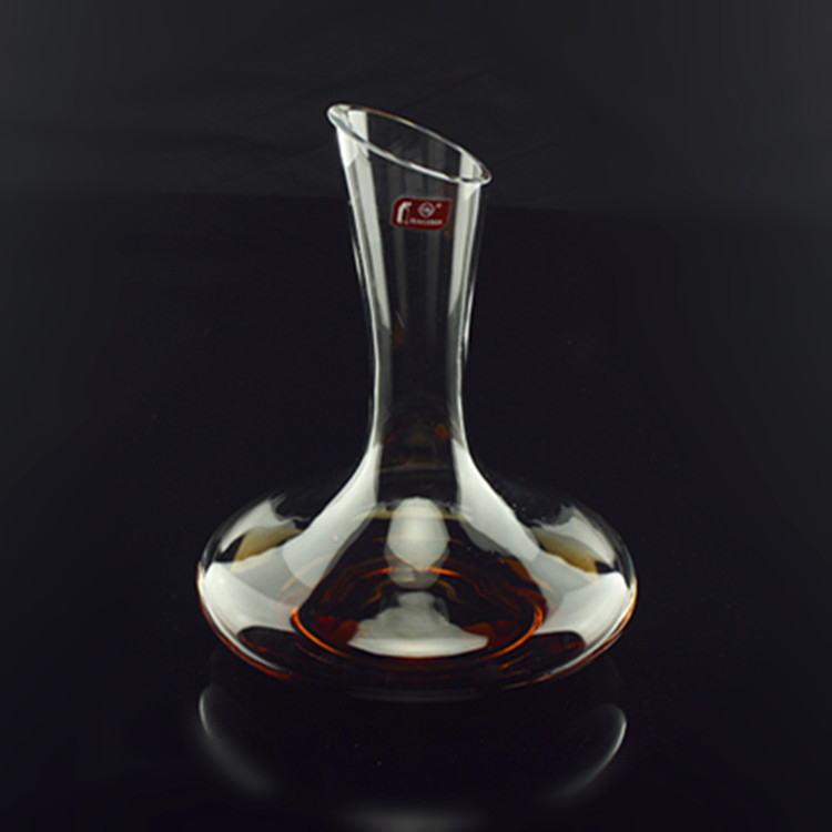Decantor de cristal, cu corp mare și gură înclinată, robinet filetabil pentru vin roșu