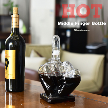 Decantor de sticlă sigilat, în formă de deget mijlociu, pentru whisky
