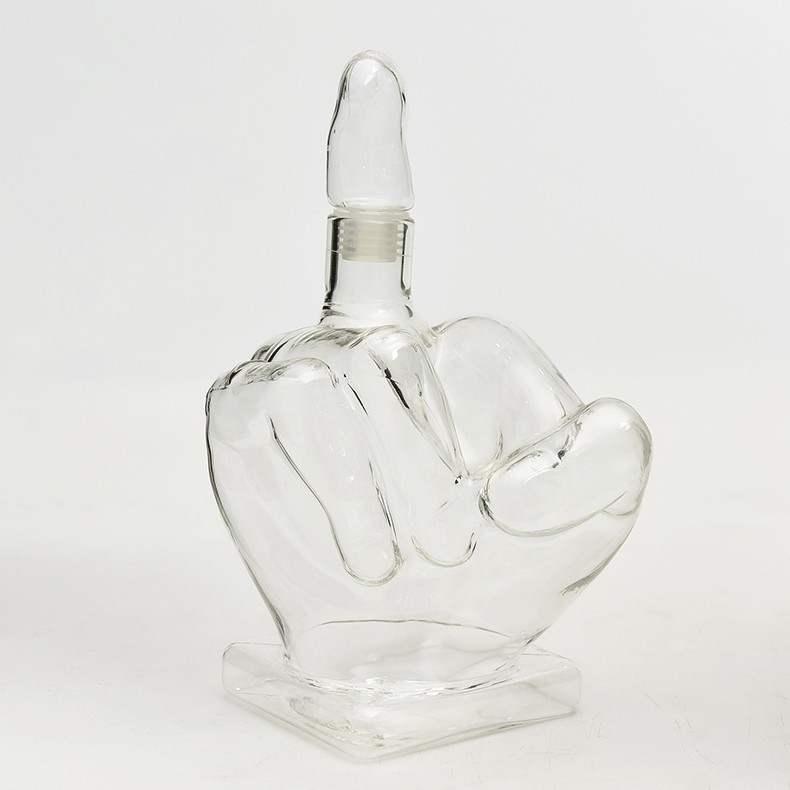 Decantor de sticlă sigilat, în formă de deget mijlociu, pentru whisky