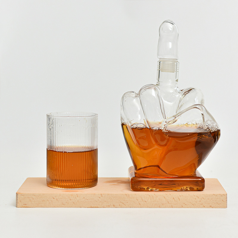 Decantor de sticlă sigilat, în formă de deget mijlociu, pentru whisky