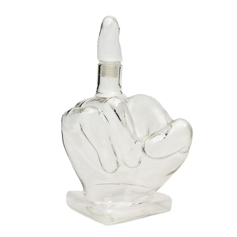 Decantor de sticlă sigilat, în formă de deget mijlociu, pentru whisky
