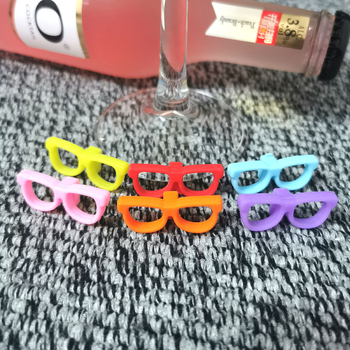 Dop pentru sticla de vin, cu design de ramă de ochelari de soare și marker pentru pahare
