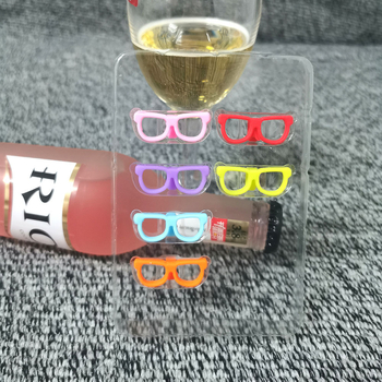 Dop pentru sticla de vin, cu design de ramă de ochelari de soare și marker pentru pahare