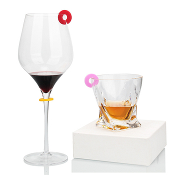Dop de vin din lemn cu etichetă multicoloră pentru distincția paharelor; posibilitatea imprimării logo-ului; accesoriu creativ pentru vin
