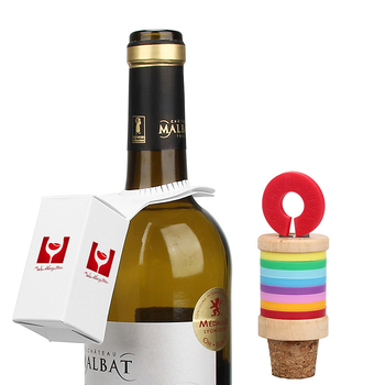 Dop de vin din lemn cu etichetă multicoloră pentru distincția paharelor; posibilitatea imprimării logo-ului; accesoriu creativ pentru vin