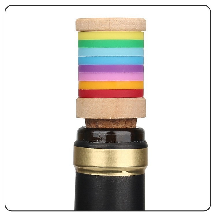 Dop de vin din lemn cu etichetă multicoloră pentru distincția paharelor; posibilitatea imprimării logo-ului; accesoriu creativ pentru vin