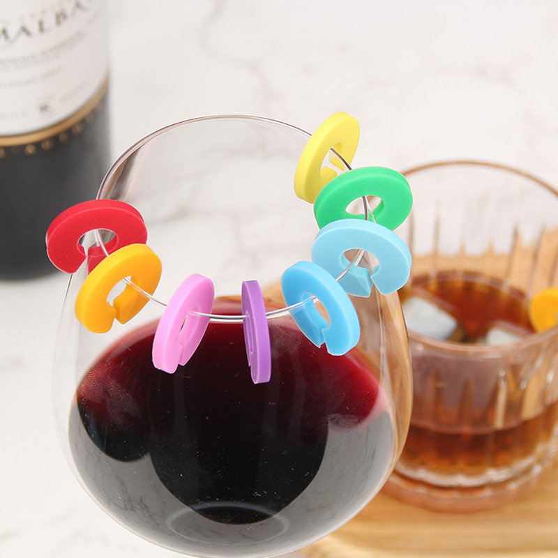 Dop de vin din lemn cu etichetă multicoloră pentru distincția paharelor; posibilitatea imprimării logo-ului; accesoriu creativ pentru vin