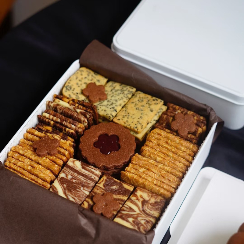 Cutie pătrată din metal pentru biscuiți cu umplutură caramelă — cutie de depozitare și cadou