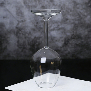 Decanter din sticlă cu design inversat și pahar înalt, personalizabil pentru vin roșu