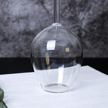 Decanter din sticlă cu design inversat și pahar înalt, personalizabil pentru vin roșu