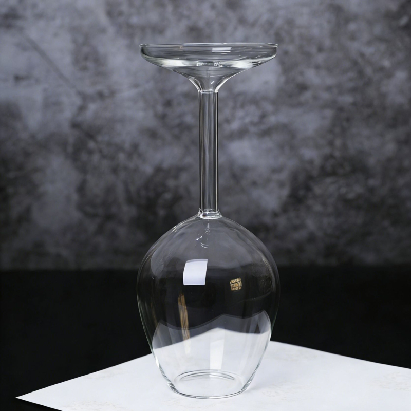 Decanter din sticlă cu design inversat și pahar înalt, personalizabil pentru vin roșu