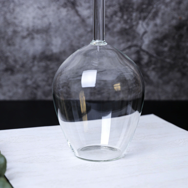Decanter din sticlă cu design inversat și pahar înalt, personalizabil pentru vin roșu