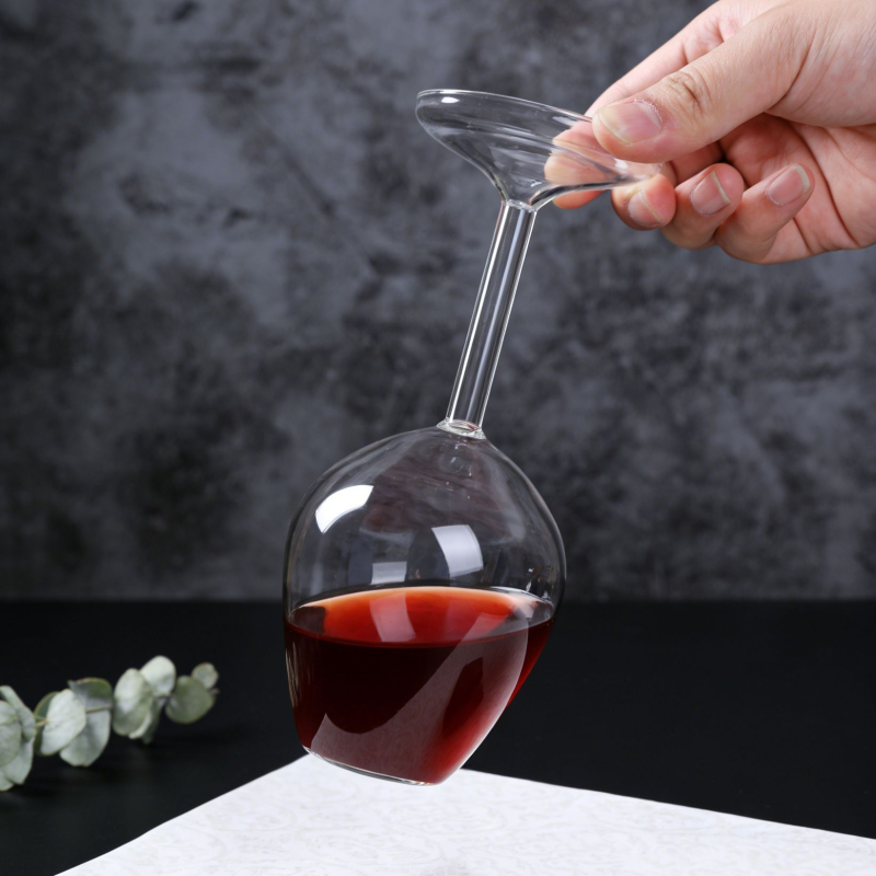 Decanter din sticlă cu design inversat și pahar înalt, personalizabil pentru vin roșu