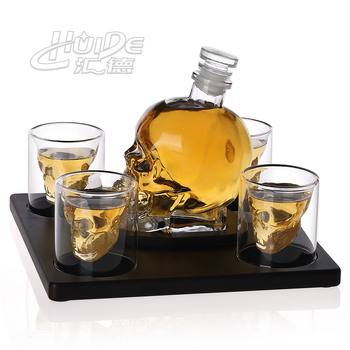 Huide Set whisky cu design craniu – sticlă cu ramă din lemn și patru pahare din sticlă borosilikat de înaltă calitate