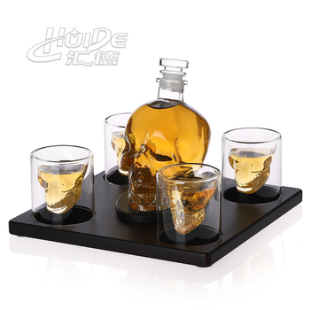 Huide Set whisky cu design craniu – sticlă cu ramă din lemn și patru pahare din sticlă borosilikat de înaltă calitate