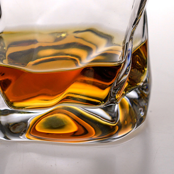 Pahar de vin din cristal în stil Edo Kiriko — design cu hârtie creponată, ediție limitată, 201–300 ml